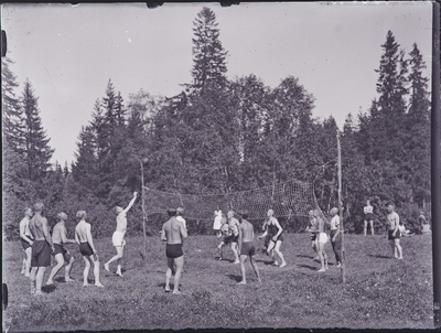 Üliõpilaste seltsi Põhjala suvepäevadest osavõtjad võrkpalli mängimas.  duplicate photo