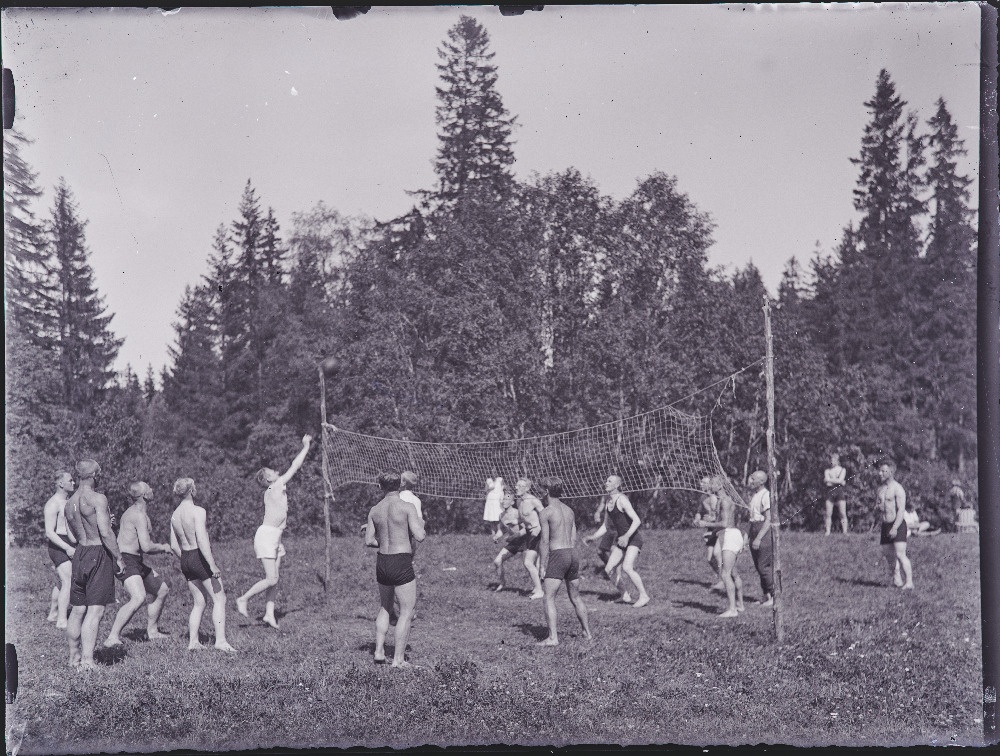 Üliõpilaste seltsi Põhjala suvepäevadest osavõtjad võrkpalli mängimas.