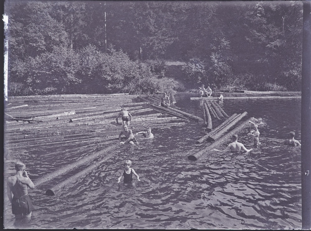 Üliõpilaste seltsi Põhjala suvepäevadest osavõtjad [Navesti] jões suplemas.