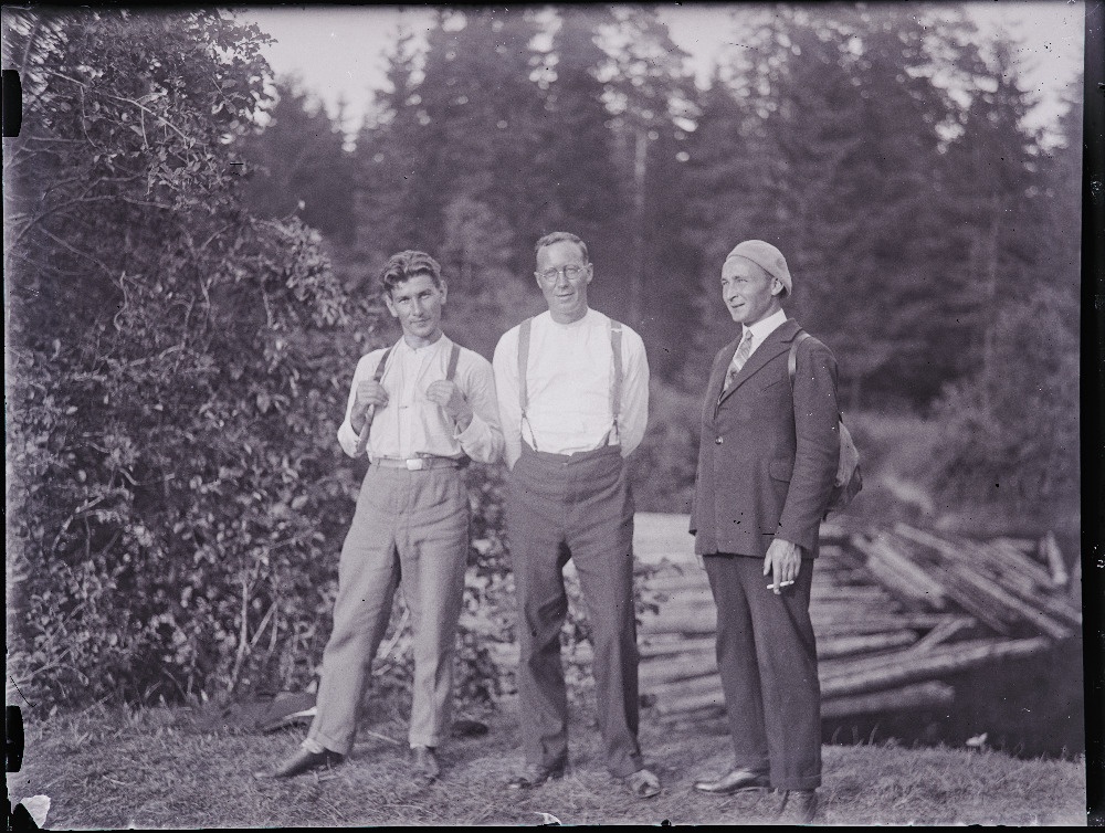 Kolm üliõpilaste seltsi Põhjla suvepäevadest osavõtjat.