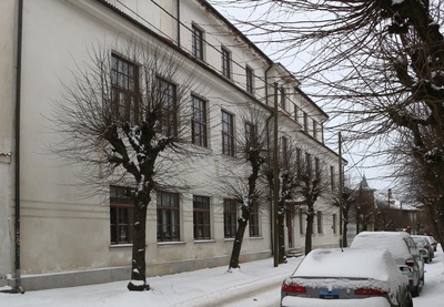 Karlova. Tartu kaubanduskool Tolstoi tänaval. Tartu, 1905-1915.
1931. aastani oli siin Tartu Tehnikagümnaasium. Nõukogude aastail oli see Tartu aparaaditehase üks hooneid. rephoto