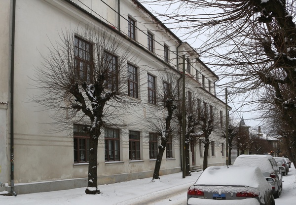 Karlova. Tartu kaubanduskool Tolstoi tänaval. Tartu, 1905-1915.
1931. aastani oli siin Tartu Tehnikagümnaasium. Nõukogude aastail oli see Tartu aparaaditehase üks hooneid. rephoto