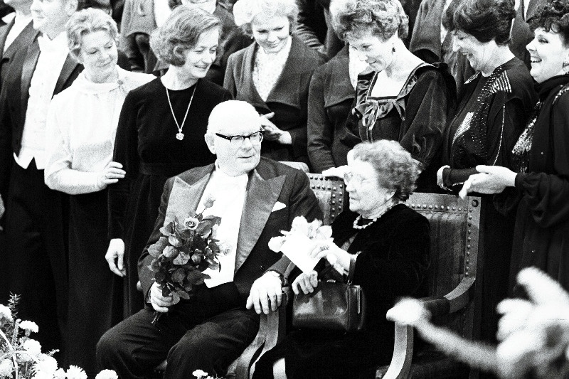 NSV Liidu rahvakunstnik, RAT Estonia solist Tiit Kuusik koos abikaasaga oma 75. sünnipäeva tähistamisel RAT Estonias. Tema taga paremalt 1. Margarita Voites, 2. Urve Tauts, 3. Leili Tammel, 5. Maarja Haamer.