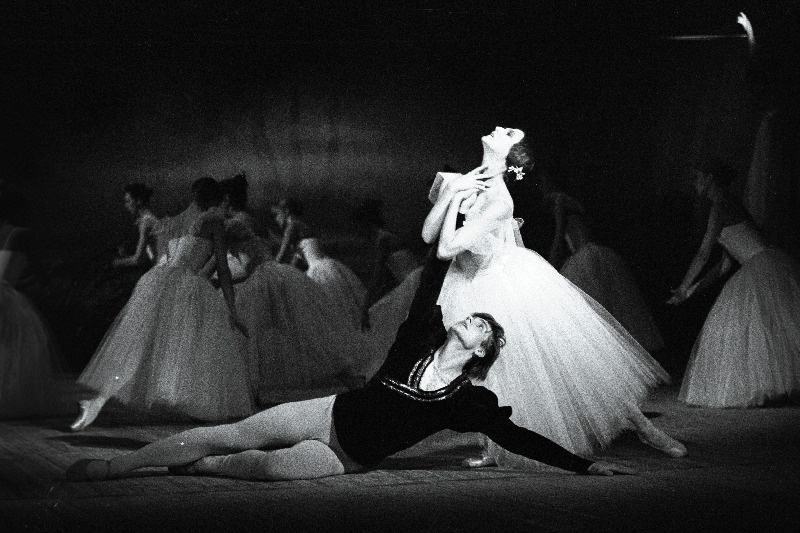 Stseen A. Adami balletist Giselle RAT Estonias. Osades Kaie Kõrb ja Toomas Edur.