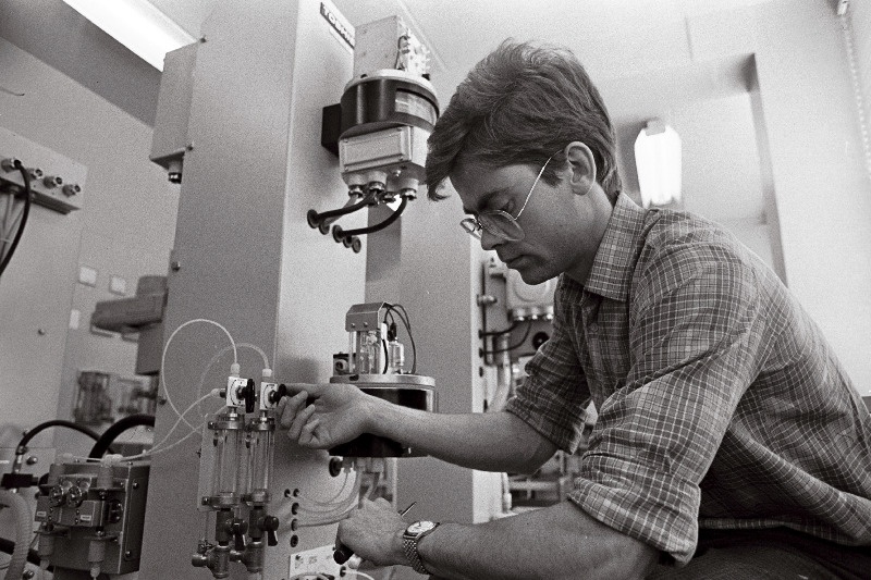 Tallinna Veepuhastusjaama automaatik Jaanus Kuub hooldab ja remondib automatiseeritud laboratooriumi analüsaatoreid.