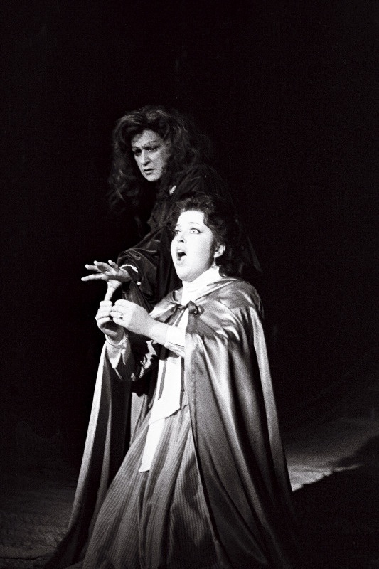 Stseen G. Verdi ooperist “Maskiball” RAT “Estonias”. Ennustaja - Urve Tauts (vasakul) ja Amelia - Tiiu Reinaru.