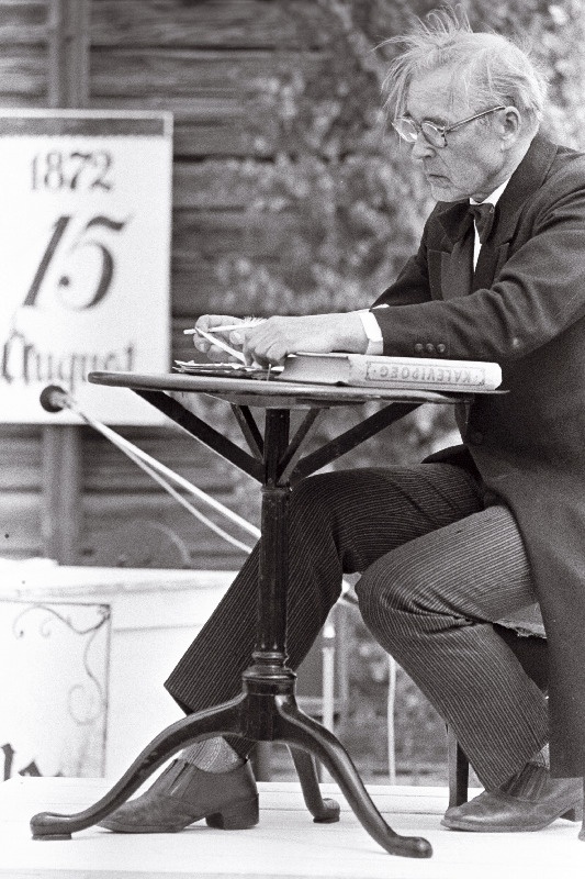 Kurgja Veskiteatri näitleja Jannu Holsting Fr. R. Kreutzwaldi osas E. Ralja näidend-fragmentaariumis “Tulesüütaja”.