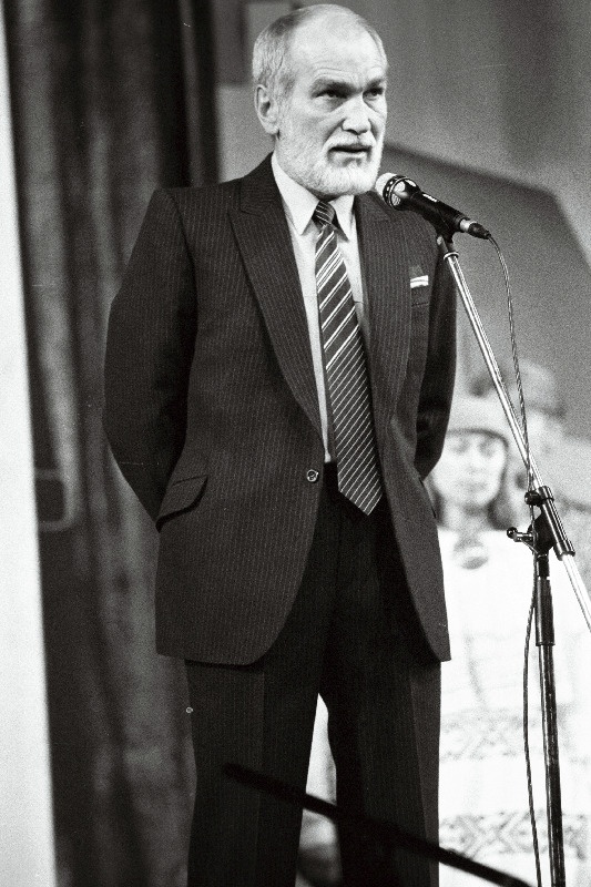 Oktoobrirevolutsiooni 70. aastapäevale pühendatud Eesti NSV kunstimeistrite ja noorte interpreetide aruandekontserdil Moskvas kõneleb näitleja Mikk Mikiver.