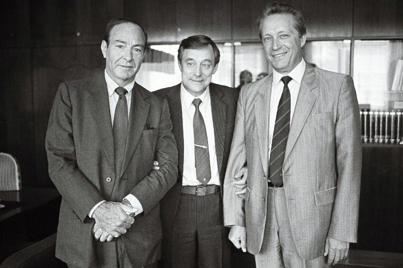 Ameerika astronaut Edgar Mitchell (vasakult), Tallinna Polütehnilise Instituudi rektor Boris Tamm ja NSV Liidu kosmoselendur, kahekordne Nõukogude Liidu kangelane Vladimir Aksjonov TPI-s.