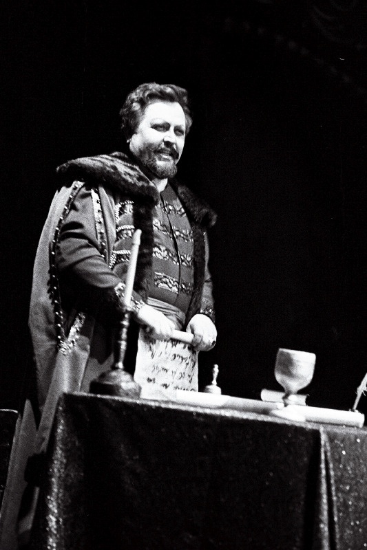 RAT “Estonia” ooperisolist Hendrik Krumm osatäitjana M. Mussorski muusikalises rahvadraamas “Hovanštšina”.