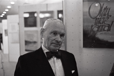 Raamatu- ja kirjakunstnik Villu Toots Eesti Kalligraafide Koondise esimesel näitusel “Kirjakunst ´87” Eesti NSV Rahvamajandusnäitusel.  duplicate photo