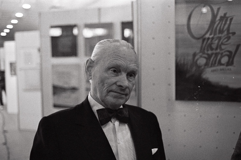 Raamatu- ja kirjakunstnik Villu Toots Eesti Kalligraafide Koondise esimesel näitusel “Kirjakunst ´87” Eesti NSV Rahvamajandusnäitusel.