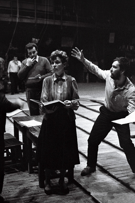 RAT “Estonia” solist Anu Kaal J.Offenbachi fantastilise ooperi “Hoffmanni lood” proovil. Paremal: lavastaja Neeme Kuningas.