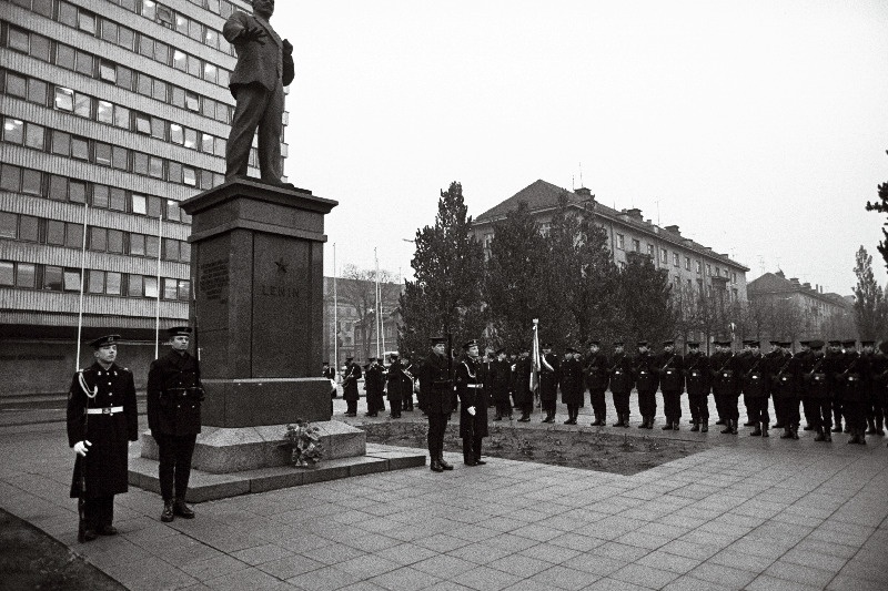 Poola RV laevade visiidist osavõtjad pidulikul tseremoonial V.I. Lenini mälestussamba juures.