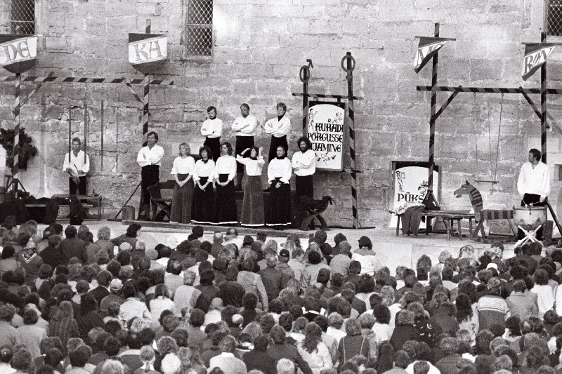 Eesti NSV Riiklikus Noorsooteatris lavastatud “Dekameroni” vabaõhuetendus Saaremaa kultuuripäevade ajal Kingissepas.