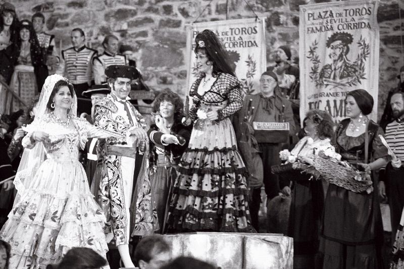 Savonlinna rahvusvaheline ooperifestival  Olavikindluse  õuel.  Stseen G.Bizet´ ooperist  “Carmen”  RAT “Estonia” näitlejate esituses. Maarika Eensalu (vasakul) ja Escamillo – külalisena Lätist Vladimir Okun.