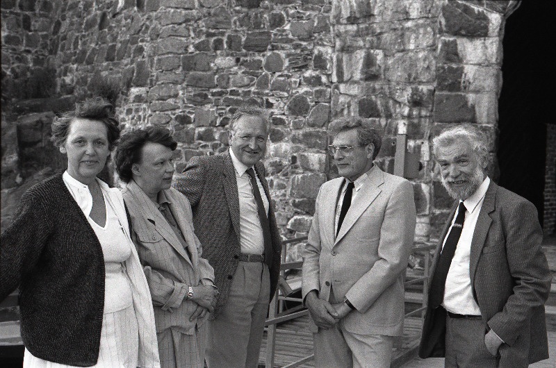 Savonlinna rahvusvahelise ooperifestivali raames toimunud graafik Vive Tolli tööde näituse avamine. Vasakult: Vive Tolli, L. Virtanen, E. Rantanen ja Enn Põldroos.