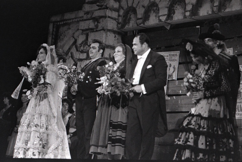 Savonlinna rahvusvaheline ooperifestival Olavikindluse õuel. RAT “Estonia” näitlejad pärast G. Bizet´ ooperi “Carmen” etendust. Paremalt: dirigent  Eri  Klas,  Mare  Jõgeva,  Ivo Kuusk, Leili Tammel.