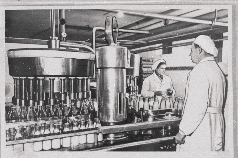 Tallinna Piimakombinaadi täispiima villimise tsehhi meister Arno Suurkuusk ja brigadir villimismasina tööd jälgimas.