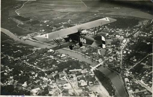 Prantsuse päritolu hävitaja-pommitaja Potez 25 Tartu kohal