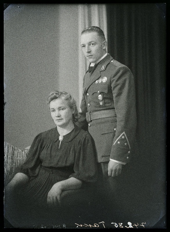 Sõjaväelane naisega, (foto tellija Takk).