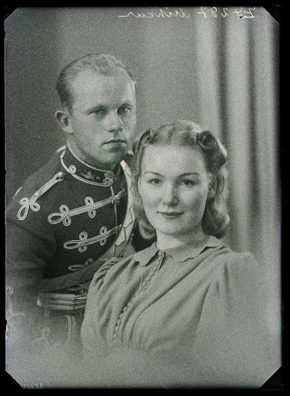 Sõjaväelane, Ratsarügemendi lipnik Valentin Mihkur ja abikaasa Aino Mihkur, (01.09.1940 fotokoopia).
