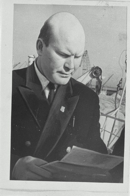 Eesti Kalapüügiekspeditsioonide Baasi külmutustraallaeva Juhan Sütiste kapten Ivan Agejev, kellele omistati sotsialistliku  töö kangelase nimetus koos Lenini ordeni   ja kuldmedaliga Sirp ja Vasar.  duplicate photo