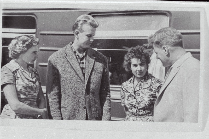 Kalevi kergejõustikukoondise liikmed L. Tihkan (paremalt), R. Sprenk, T. Vabrit enne ärasõitu Moskvasse Ametiühingute üleliidulisele VII suvespartakiaadile vestlemas Kalevi kesknõukogu esimehe J. Nittimiga.