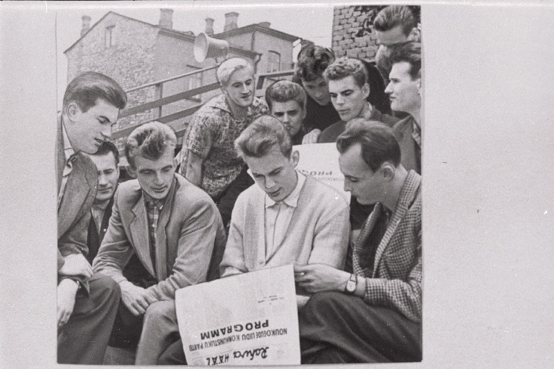 Eesti NSV ametiühingute võrkpallimeeskond tutvub enne treeningut NSV Kiidu Kommunistliku Partei programmi projektiga.