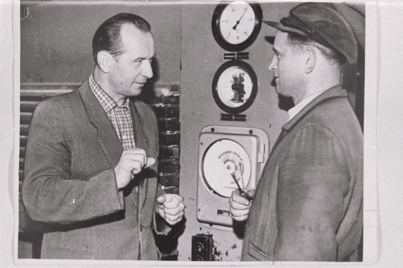 Abja Toorlinavabriku Viljandi tsehhis hakati meistri Olev Sinimaa algatusel linaluuplaate tootma. Olev Sinimaa ja Elmar Tamme hüdraulilise pressi tööd reguleerimas.