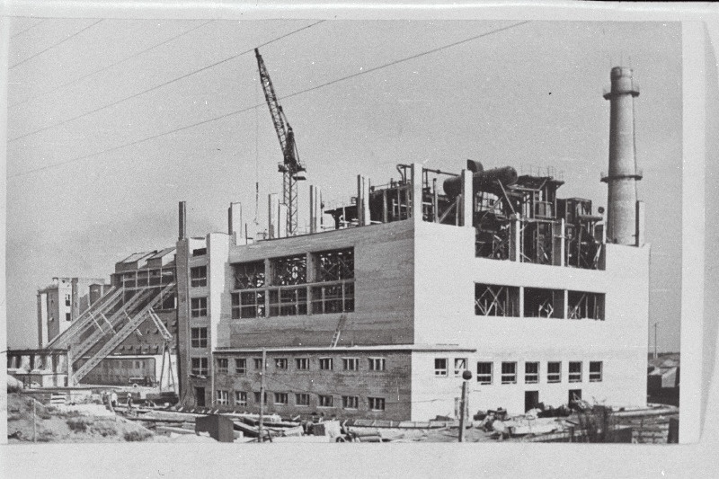 Männiku Ehitusmaterjalide Tehase territooriumile kerkiv suurpaneelide tsehhi, ruberoiditsehhi ja soojustsentraali hoone.