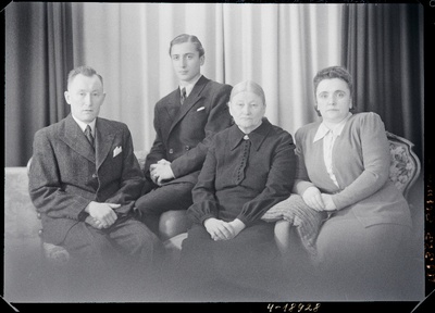Viljandi linna kooliarst Jaan Seimar (vasakult 1.) ja abikaasa Helga Pauline Seimar perega.  duplicate photo