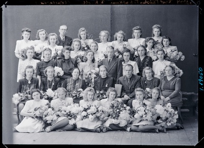 Viljandi Arve- ja Tööstustehnikumi rõivaste konstrueerimise ja modelleerimise eriala (RKM) lõpetajad.  duplicate photo