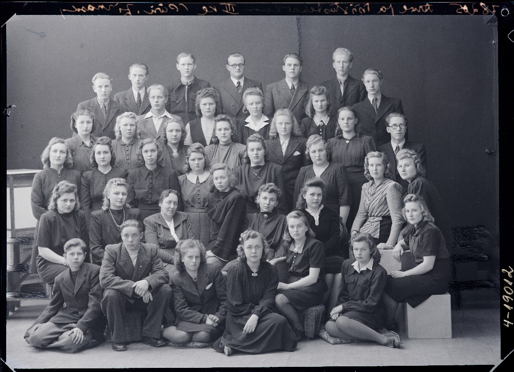 Viljandi Arve- ja Tööstustehnikumi III klass, (foto tellijad Päri, Zirnask).