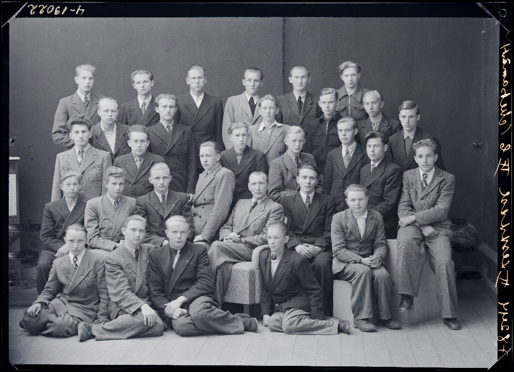 Viljandi II Keskkooli IX b klass, (foto tellija Metsamärt).
