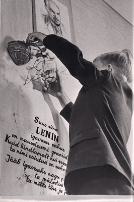 V. I. Lenini nimelise Üleliidulise Pioneeriorganisatsiooni 40. aastapäevale pühendatud suurel fotovõistlusel sai esimese koha Viljandi Keskkooli 7. klassi pioneeri Mati Soosaare foto "Kaunistame Lenini nurga".  duplicate photo