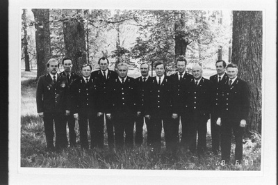 Jõgeva Metsamajandi metsaülemad (vasakult): Ants Aluoja (Laiuse), Kusta Aavik (Lohusuu), Jaan Anni (Vaimastvere), Aadu Koll (Pikknurme), Ülev Aruoja (Kursi), Ülo Inti (Avinurme), Heino Paju (Torma), peametsaülem Vello Einaru, Are Ambros (Adavere), Toivo Prits (Aidu), Erichi Valksaar (Pajusi).  duplicate photo