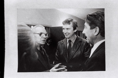 Põltsamaa Keskkooli füüsikaõpetaja Arvo Kase (keskel) vestleb kolleegidega.  duplicate photo