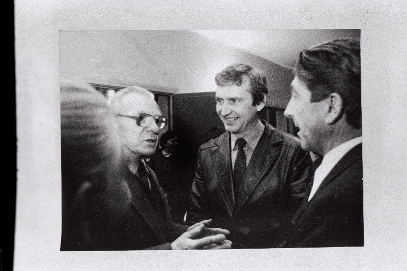 Põltsamaa Keskkooli füüsikaõpetaja Arvo Kase (keskel) vestleb kolleegidega.