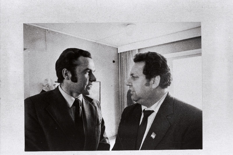 Jõgeva rajooni rahvakontrollikomitee esimees Heino Järvela (paremal) vestleb Jõgeva näidissovhoosi direktori asetäitja Ilmar Tupitsaga.