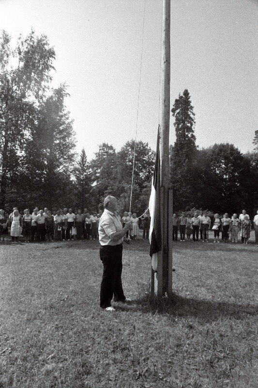 Maadlusveteranide kokkutulekul Kuremaal heiskab lipu klassikalises- ja vabamaadluses maailmameistriks tulnud August Englas.