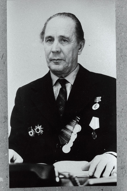 Valge, Vello - Suure Isamaasõja veteran, Jõgeva Mehhaniseeritud Ehituskolonni ametiühingukomitee esimees.
