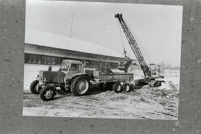 Väetise laadimine autole Jõgeva rajooni Saare kolhoosis.  duplicate photo