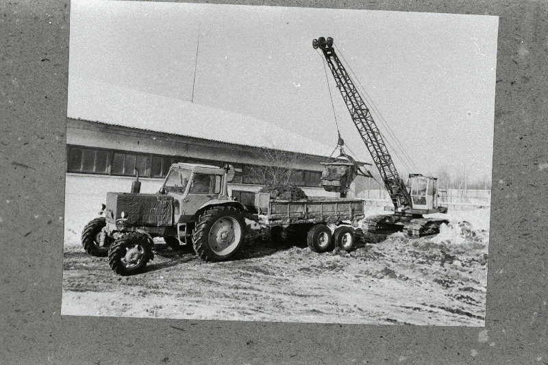 Väetise laadimine autole Jõgeva rajooni Saare kolhoosis.