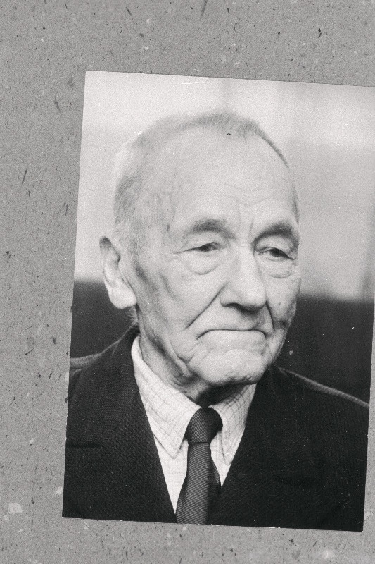 Oras, Aleksander - 93-aastane aednik Jõgeval.