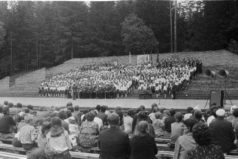 Ühendkoorid esinevad Jõgeva rajooni laulu- ja tantsupeol Siimustis.