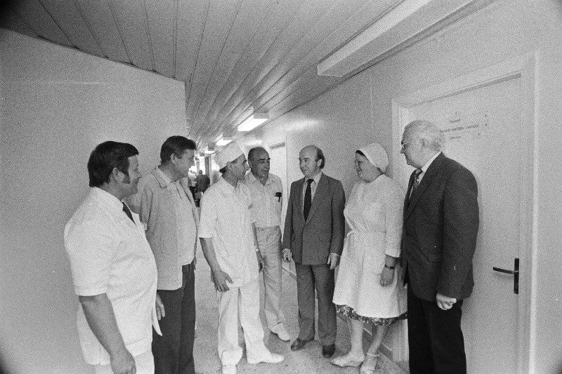 Eesti NSV Kirurgide Teadusliku Seltsi juhatuse laiendatud pleenumist Jõgeva Rajooni Keskhaiglas osavõtjad (vasakult): kirurg Paul Luga, meditsiinidoktor professor Jüri Männiste, kirurgid Juhan Kukk ja Mäidu Holm, meditsiinidoktor professor Ennu Sepp, anestesioloog Lydia Dalton ja dotsent Harry Tihane.