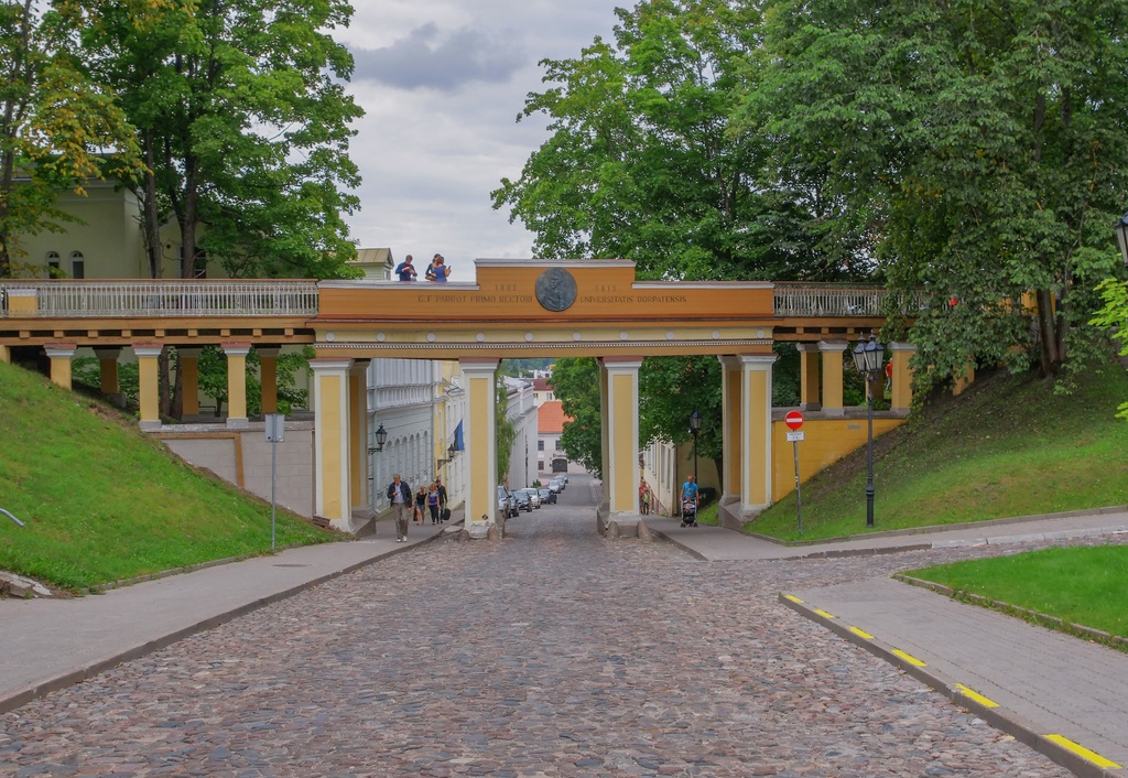 English bridges across Lossi Street. View from Toomemäki down rephoto