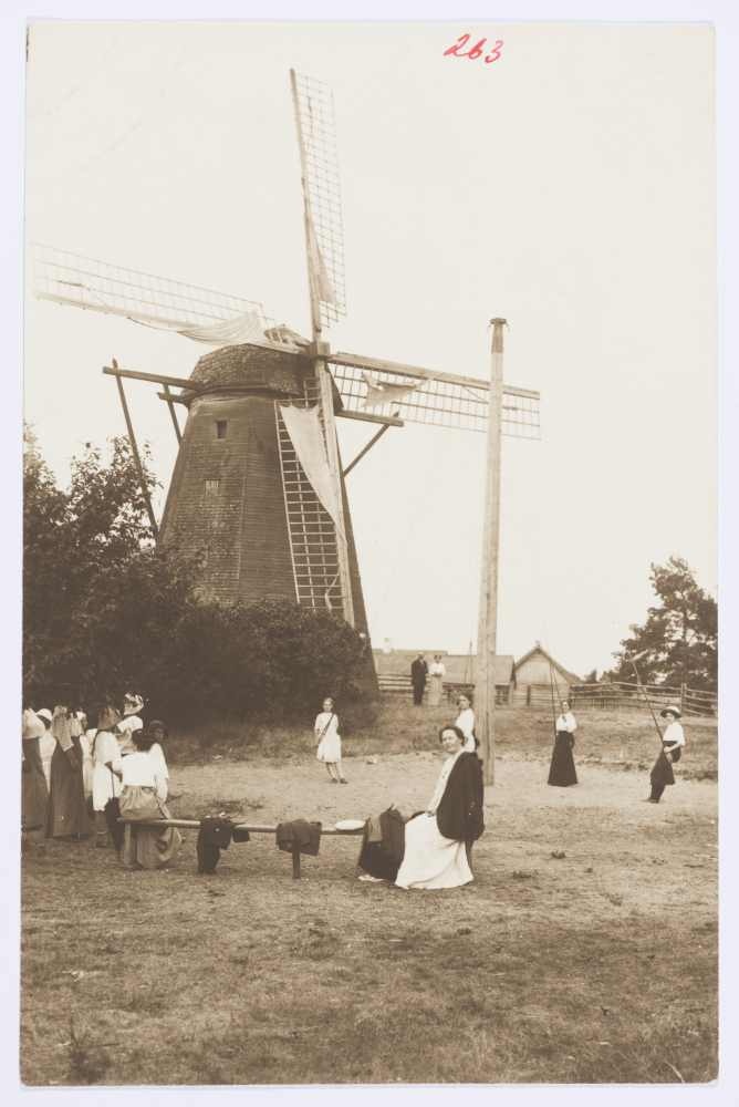 Hollandi tuulik ja inimesed Narva-Jõesuu lähedal.