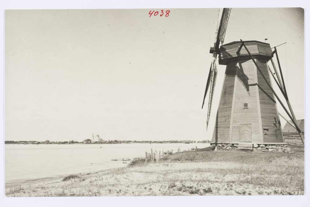 Hollandi tuulik Narva jõe ääres.